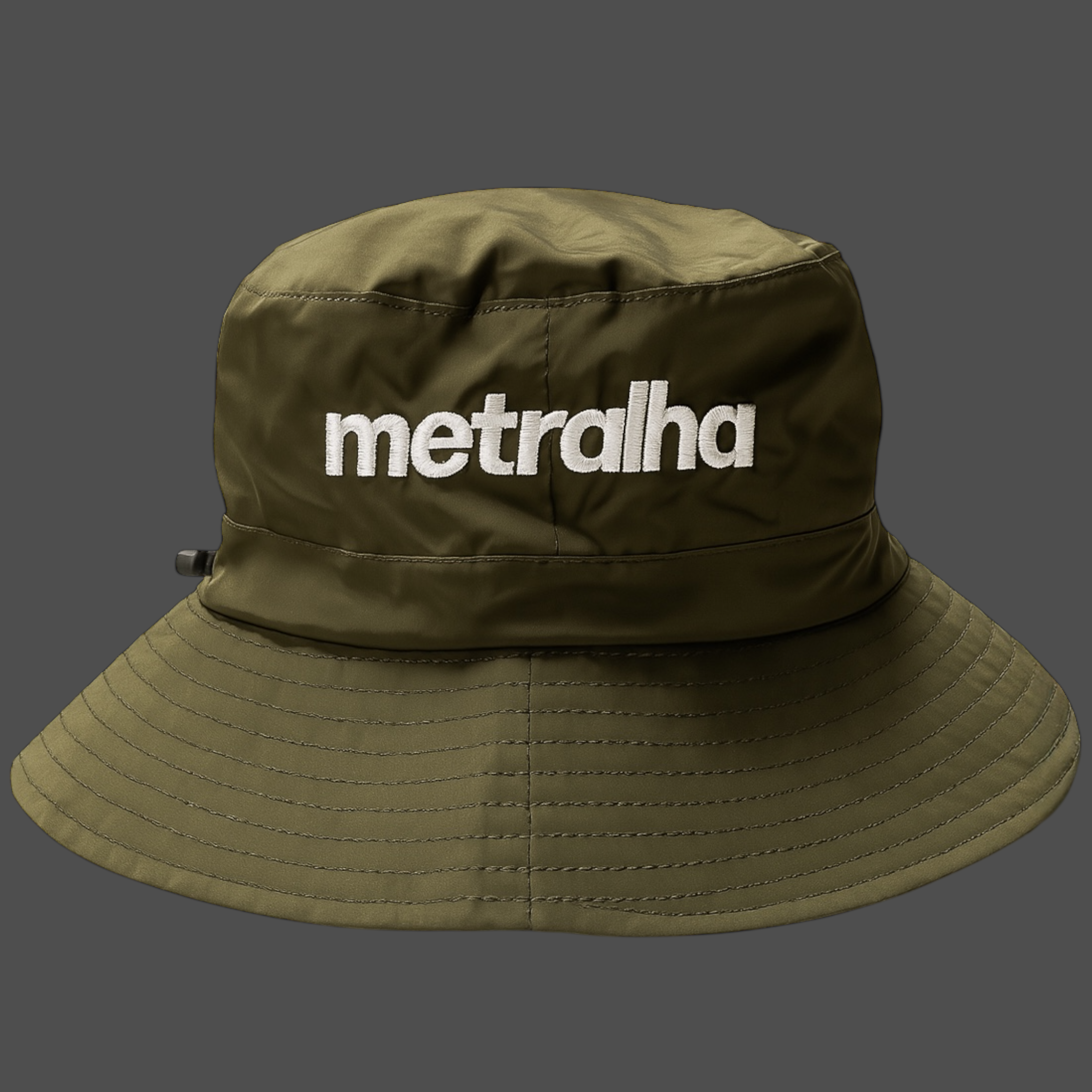 Green bucket hat with 'metralha' logo on a gray background